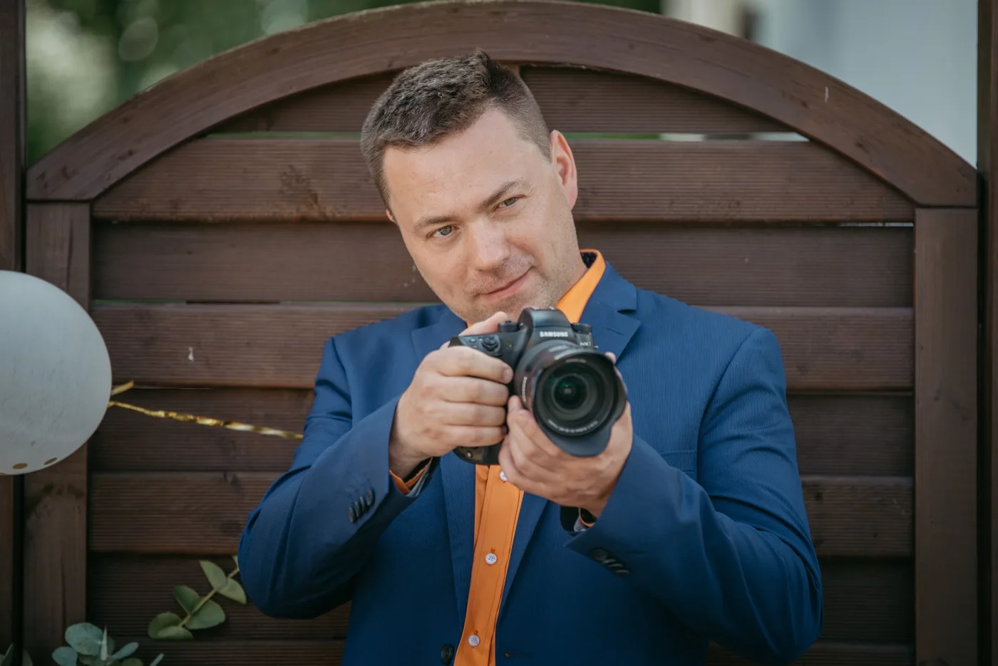 Alexej Graf-Unger mit Kamera als Hochzeitsvideograf in Bad Eilsen