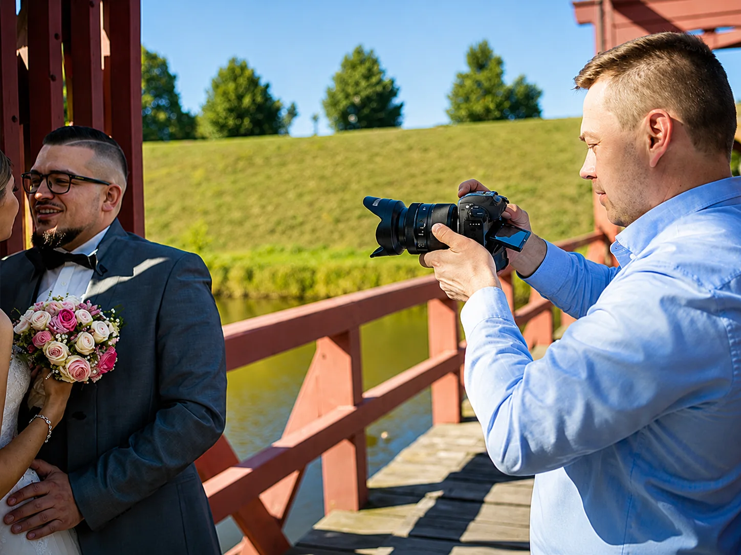 Alexej Graf-Unger fotografiert ein Brautpaar während der Hochzeit