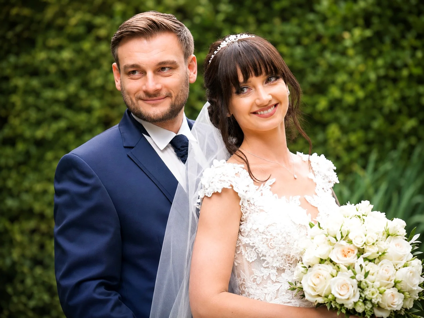 Brautpaar Portrait im Grünen mit natürlicher, frischer Bildwirkung