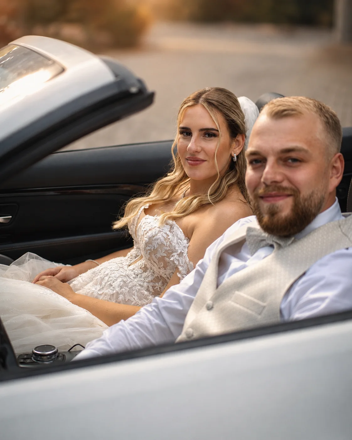Hochzeitsfoto NRW: Brautpaar im Cabrio als moderner Editorial-Moment Hochzeitsfoto NRW: Brautpaar im Cabrio als moderner Editorial-Moment