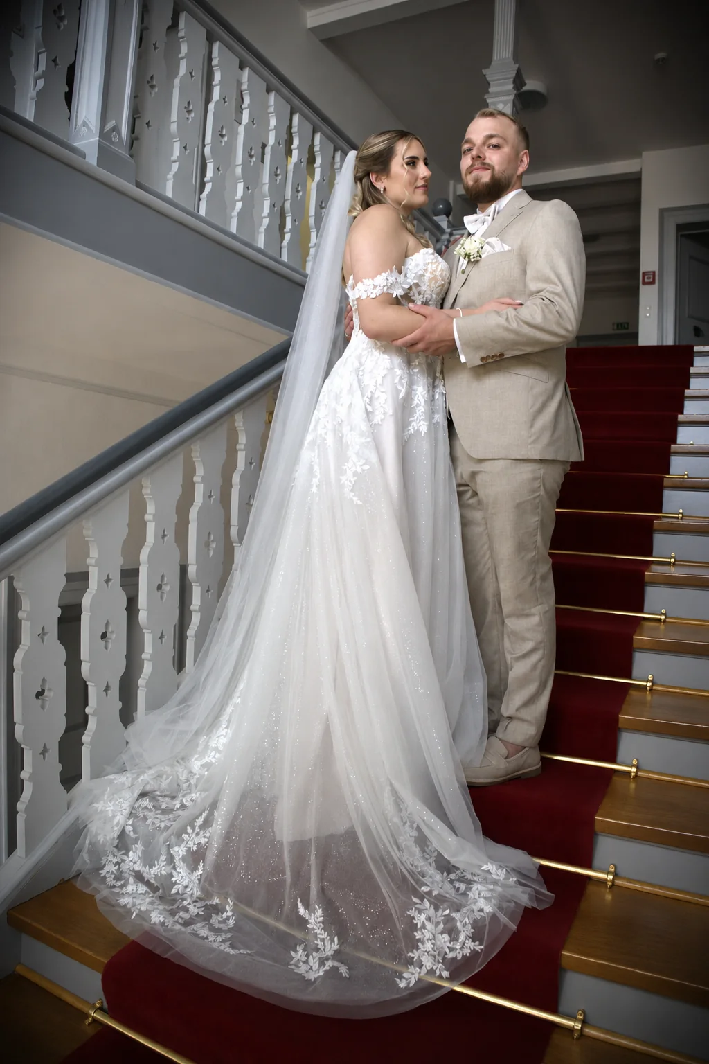 Hochzeitsfoto NRW: elegantes Brautpaar auf einer Schlosstreppe mit rotem Teppich Hochzeitsfoto NRW: elegantes Brautpaar auf einer Schlosstreppe mit rotem Teppich