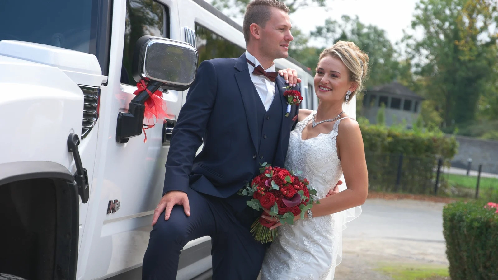 Hochzeitsfoto Duisburg, Oberhausen & Bottrop – Brautpaar am Hochzeitsauto Hochzeitsfoto Duisburg, Oberhausen & Bottrop – Brautpaar am Hochzeitsauto