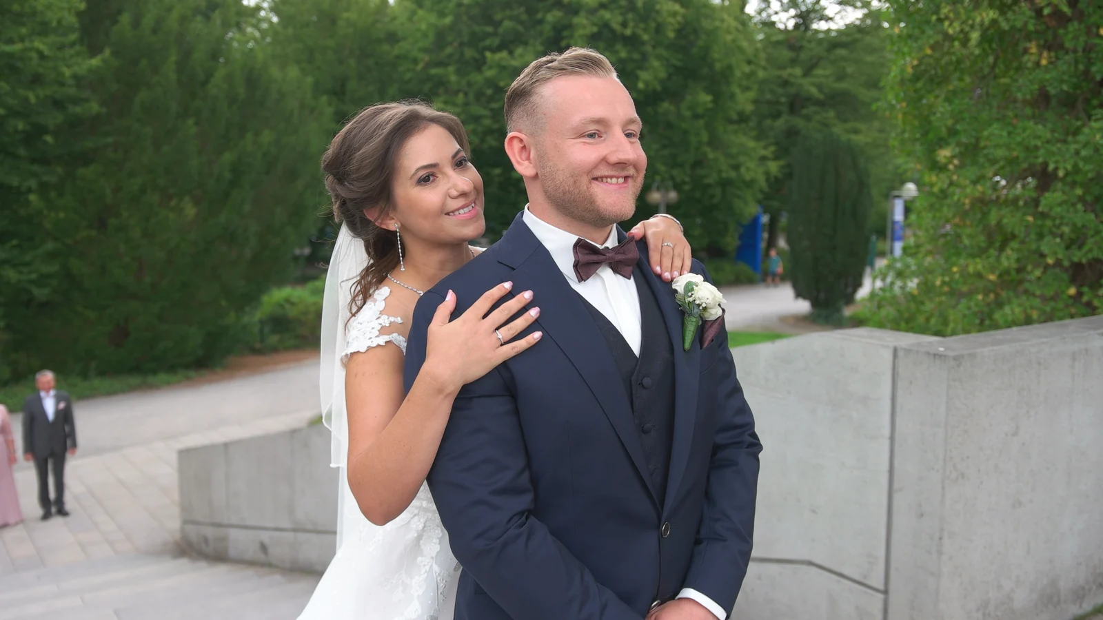 Hochzeitsfoto Wuppertal, Solingen & Remscheid – Brautpaarportrait im Grünen Hochzeitsfoto Wuppertal, Solingen & Remscheid – Brautpaarportrait im Grünen