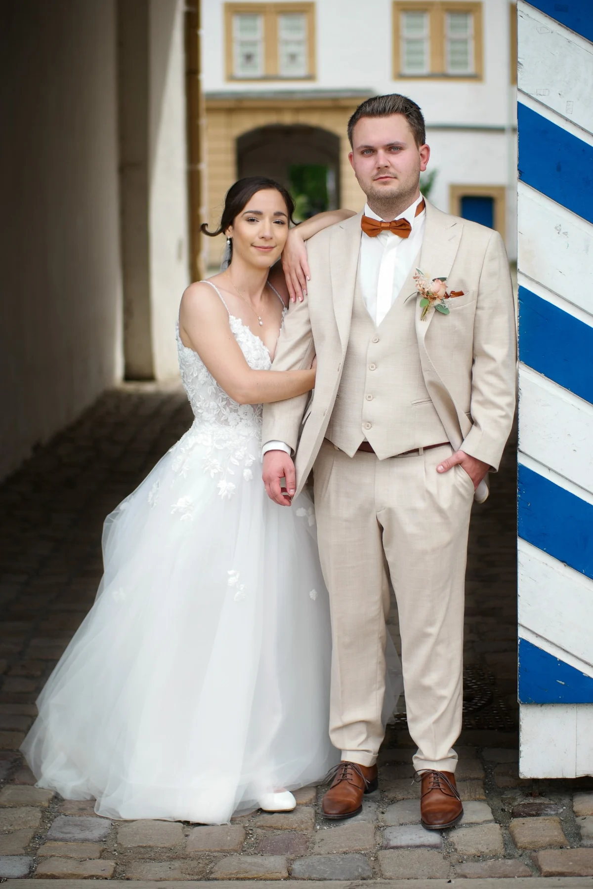 Hochzeitsfoto – elegantes Brautpaarportrait im historischen Durchgang