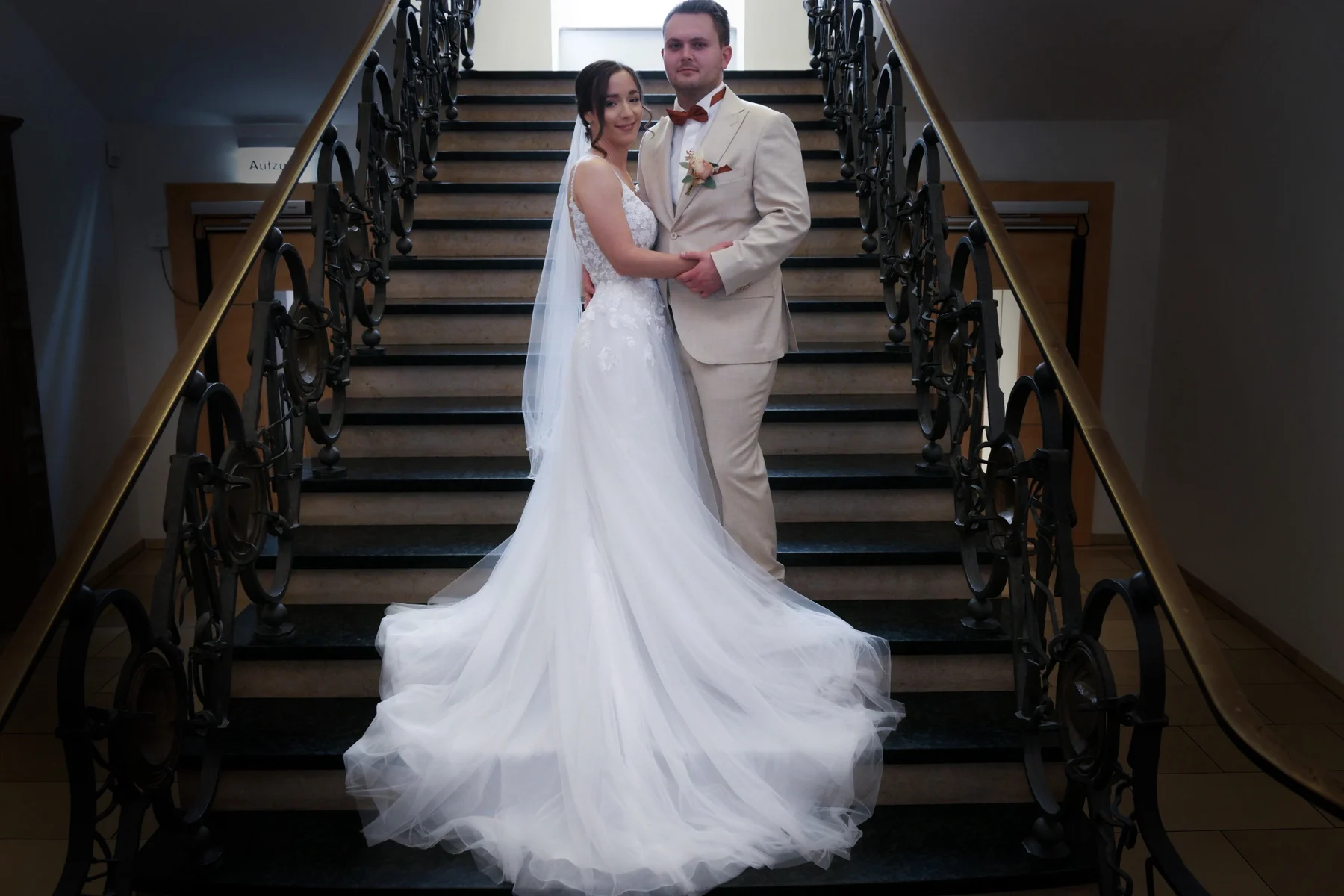 Hochzeitsfoto – Brautpaar auf einer eleganten Treppe